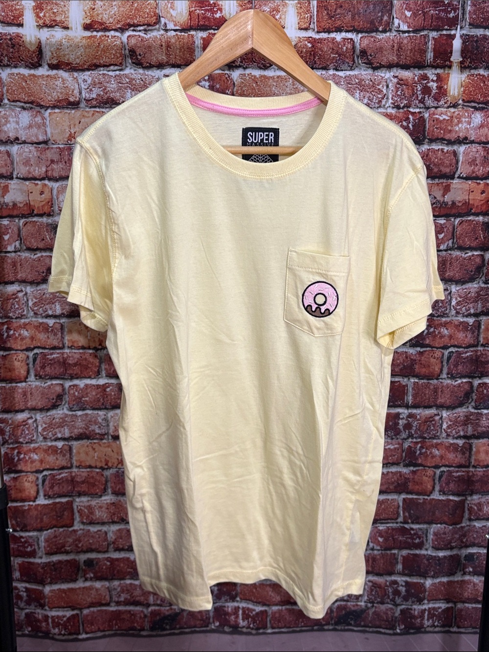 Super Massive men’s large Yellow Pocket T-Shirt embroidered Pink Donut
